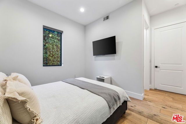 18903 Hatteras Street, Tarzana (los Angeles), CA 91356