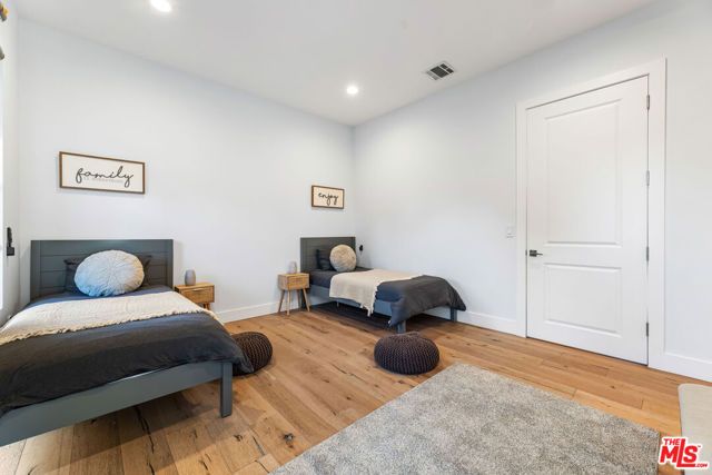 18903 Hatteras Street, Tarzana (los Angeles), CA 91356