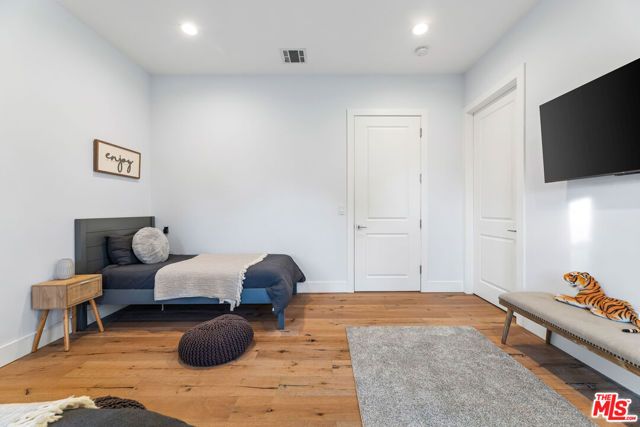 18903 Hatteras Street, Tarzana (los Angeles), CA 91356