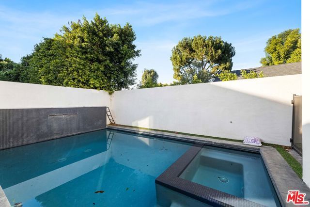 18903 Hatteras Street, Tarzana (los Angeles), CA 91356