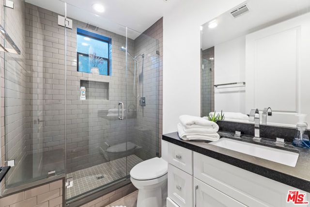 18903 Hatteras Street, Tarzana (los Angeles), CA 91356