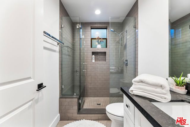 18903 Hatteras Street, Tarzana (los Angeles), CA 91356