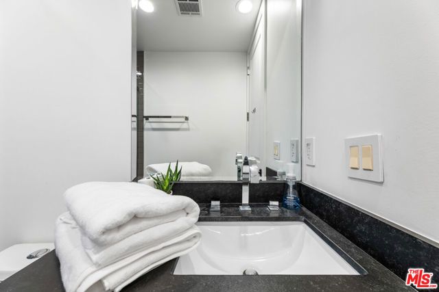 18903 Hatteras Street, Tarzana (los Angeles), CA 91356