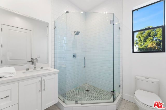 18903 Hatteras Street, Tarzana (los Angeles), CA 91356