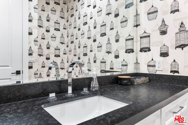 18903 Hatteras Street, Tarzana (los Angeles), CA 91356