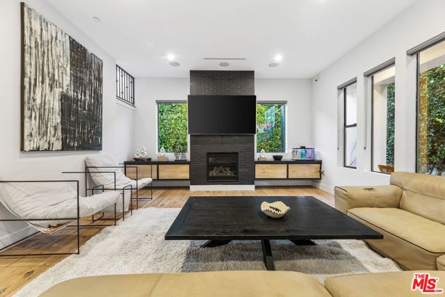 18903 Hatteras Street, Tarzana (los Angeles), CA 91356