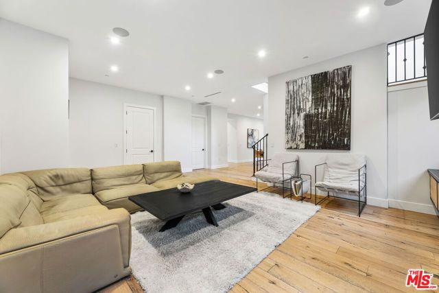 18903 Hatteras Street, Tarzana (los Angeles), CA 91356