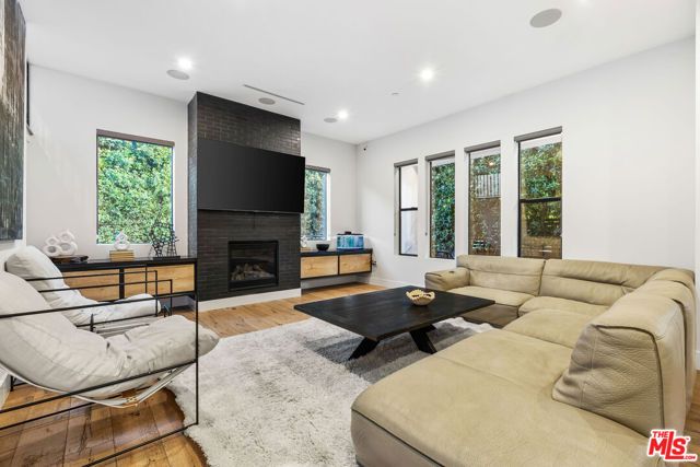 18903 Hatteras Street, Tarzana (los Angeles), CA 91356