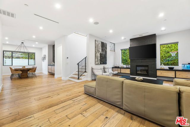 18903 Hatteras Street, Tarzana (los Angeles), CA 91356