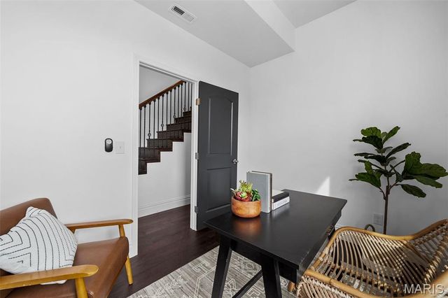 1027 Lami, St Louis, MO 63104