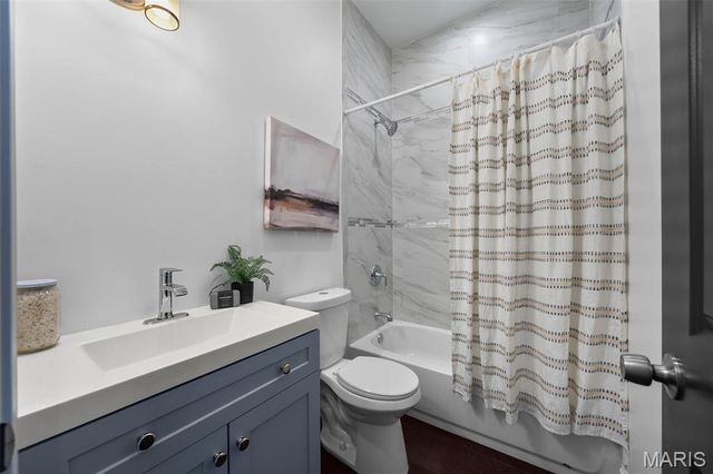 1027 Lami, St Louis, MO 63104