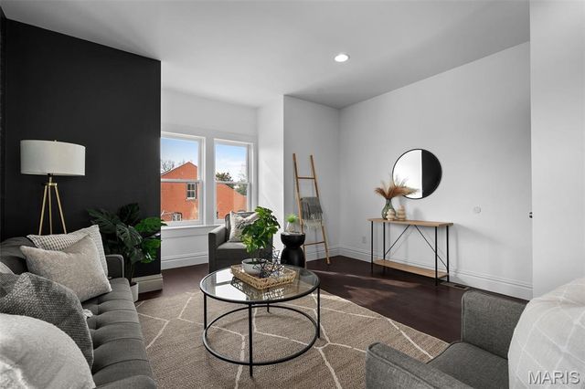 1027 Lami, St Louis, MO 63104