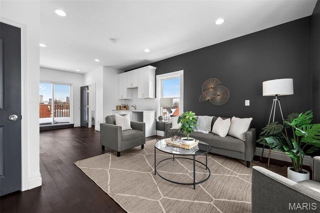 1027 Lami, St Louis, MO 63104