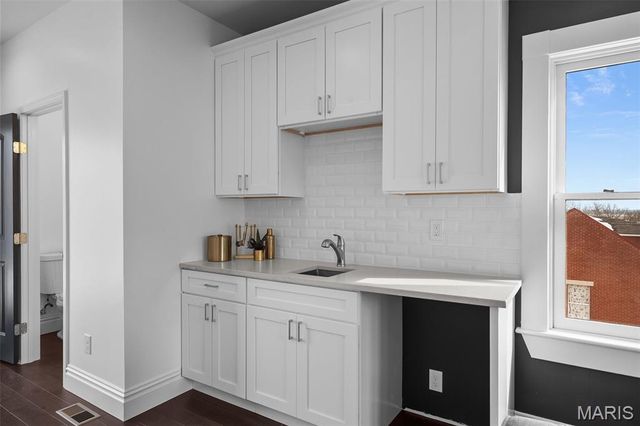 1027 Lami, St Louis, MO 63104