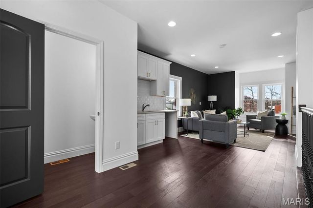 1027 Lami, St Louis, MO 63104