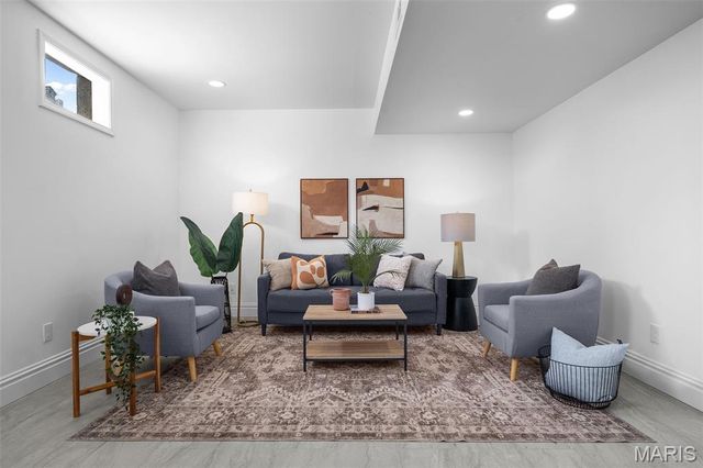 1027 Lami, St Louis, MO 63104