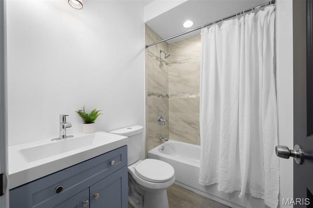 1027 Lami, St Louis, MO 63104