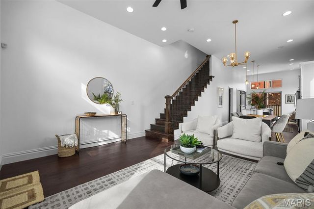 1027 Lami, St Louis, MO 63104