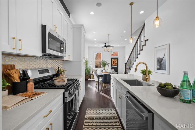 1027 Lami, St Louis, MO 63104