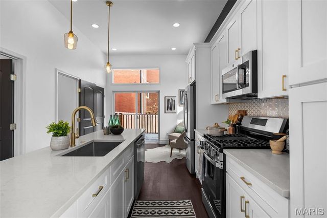 1027 Lami, St Louis, MO 63104