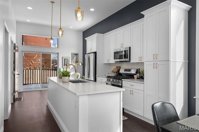 1027 Lami, St Louis, MO 63104