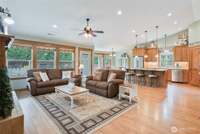 701 PH 10, Castle Rock, WA 98611