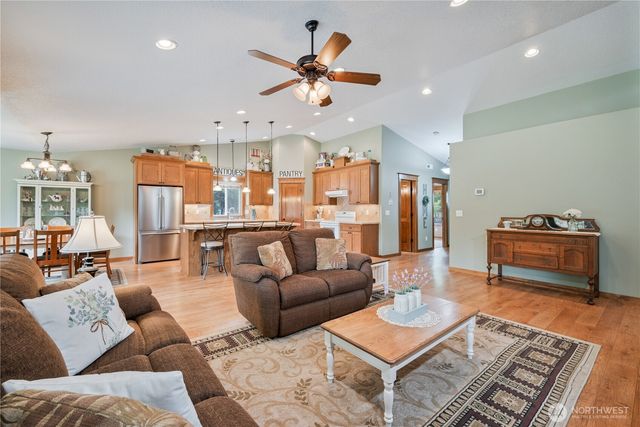 701 PH 10, Castle Rock, WA 98611