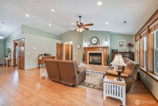 701 PH 10, Castle Rock, WA 98611