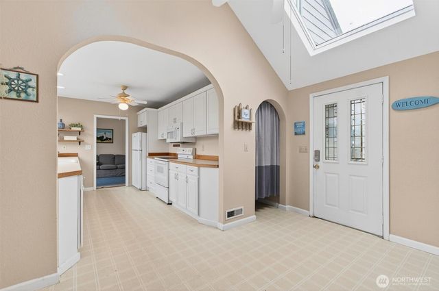 82 E Sunny Sands Road, Cathlamet, WA 98612