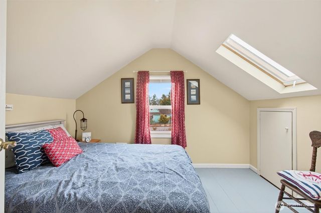 82 E Sunny Sands Road, Cathlamet, WA 98612