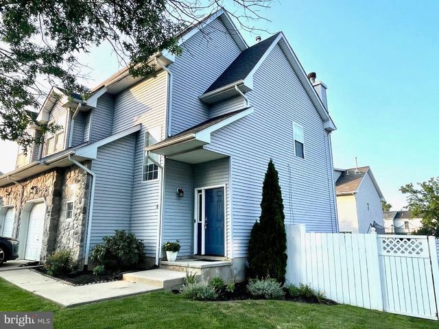 8 BONNIE CT, Lawrence Township, NJ 08648