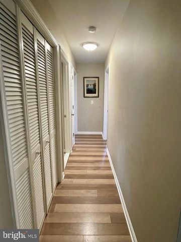 8 BONNIE CT, Lawrence Township, NJ 08648