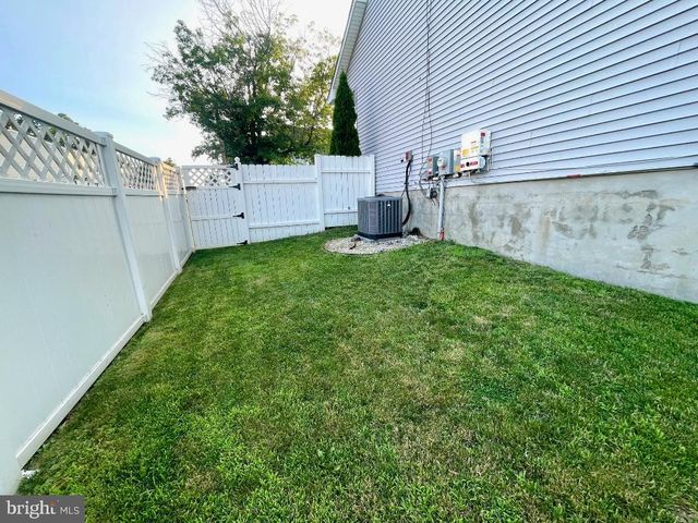 8 BONNIE CT, Lawrence Township, NJ 08648