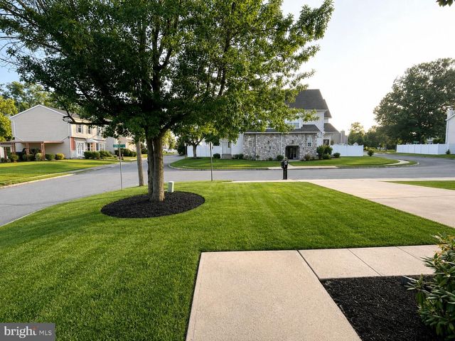 8 BONNIE CT, Lawrence Township, NJ 08648