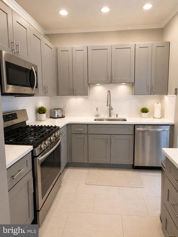 8 BONNIE CT, Lawrence Township, NJ 08648