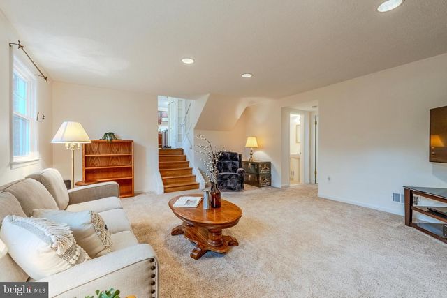 8717 HIGDON DR, Vienna, VA 22182