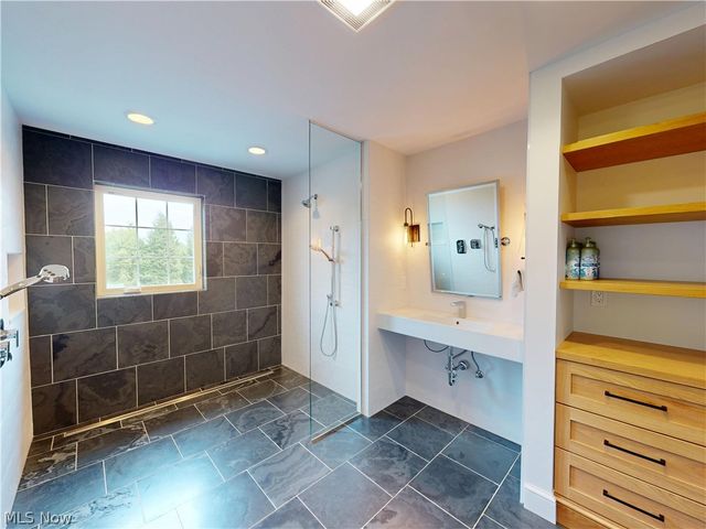 9830 Greenway Trail, Chagrin Falls, OH 44023
