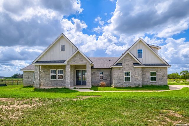 9671 Crow Ln, Adkins, TX 78101