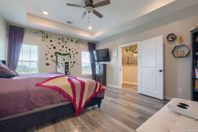 9671 Crow Ln, Adkins, TX 78101