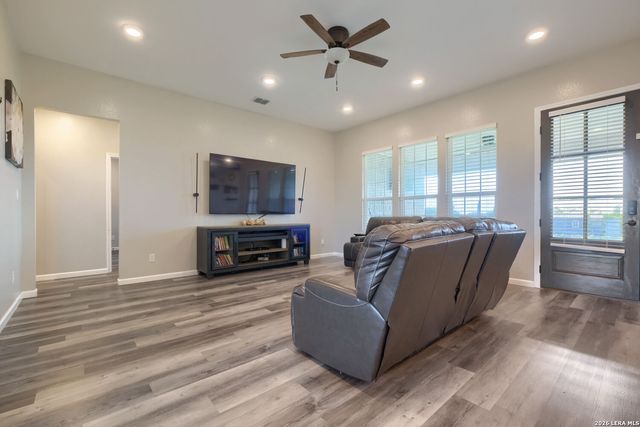 9671 Crow Ln, Adkins, TX 78101