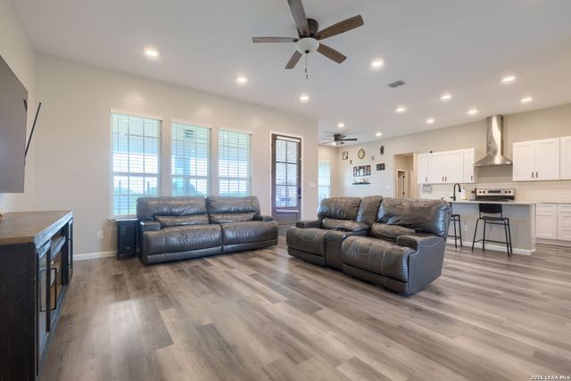 9671 Crow Ln, Adkins, TX 78101