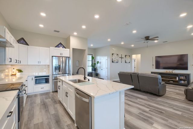 9671 Crow Ln, Adkins, TX 78101