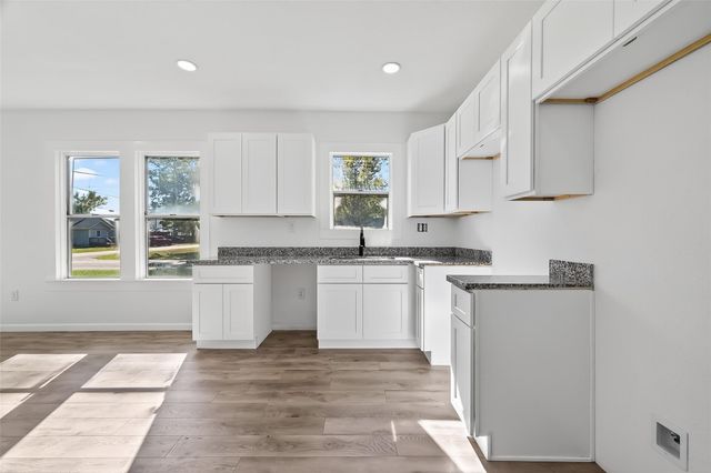 301 E 3rd Street E, Sweeny, TX 77480