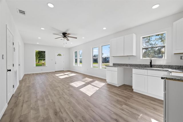 301 E 3rd Street E, Sweeny, TX 77480