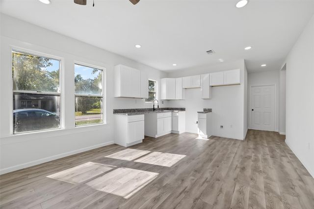 301 E 3rd Street E, Sweeny, TX 77480