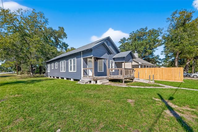 301 E 3rd Street E, Sweeny, TX 77480