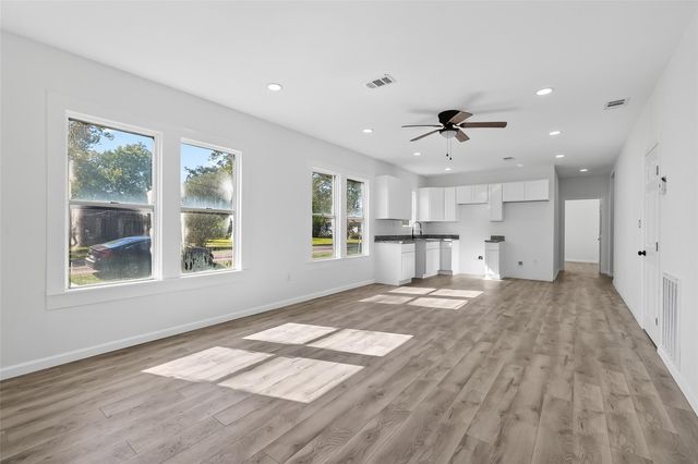 301 E 3rd Street E, Sweeny, TX 77480