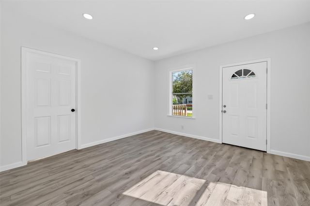 301 E 3rd Street E, Sweeny, TX 77480