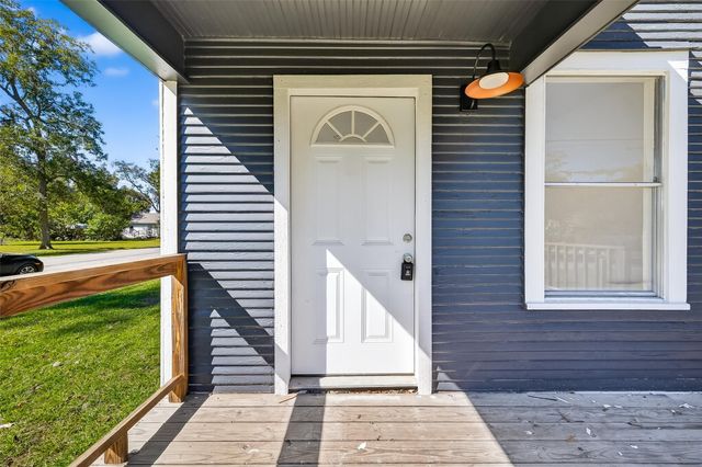 301 E 3rd Street E, Sweeny, TX 77480