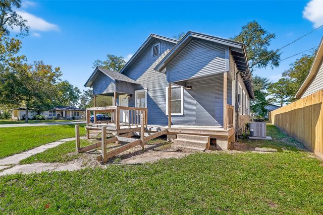 301 E 3rd Street E, Sweeny, TX 77480